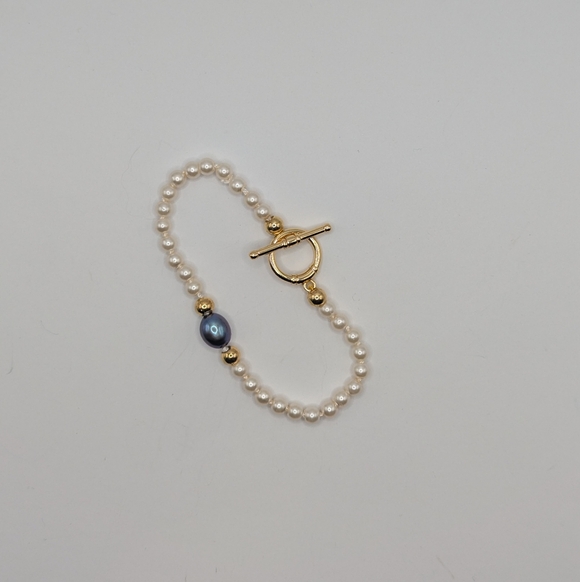 Handmade Jewelry - Elegant Pearl Bracelet with Gold Clasp